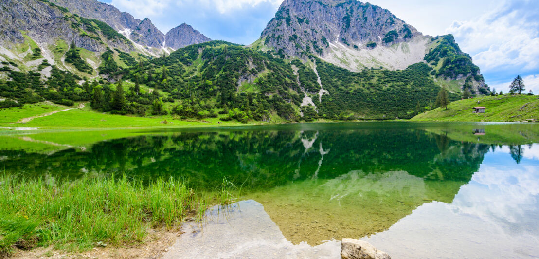 Nahaufnahme des Sees, in dem sich das Rubihorn spiegelt