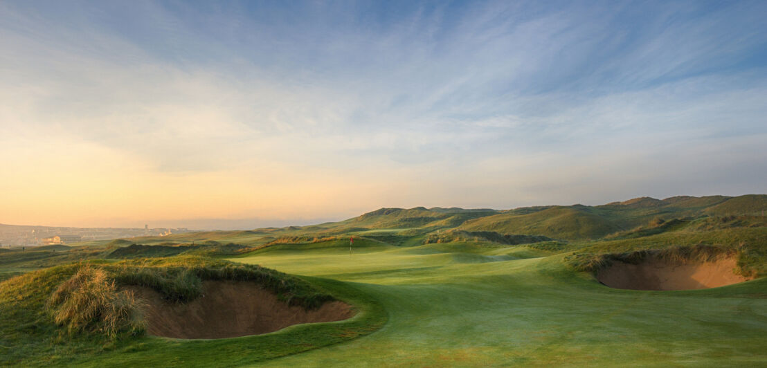 Begrünte Bunker auf einem irischen Golfplatz