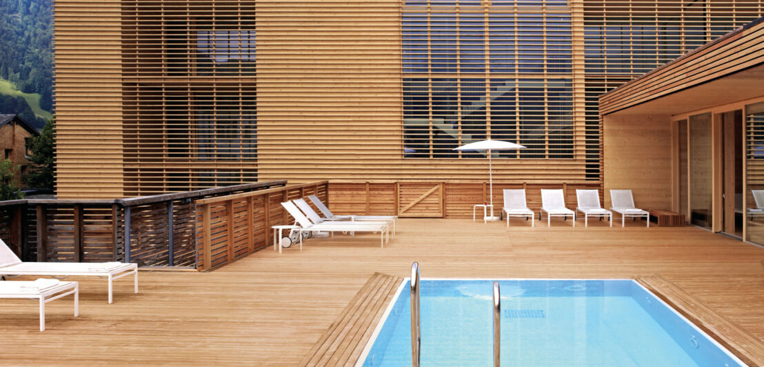 Eine Terrasse aus Holz mit Außenpool