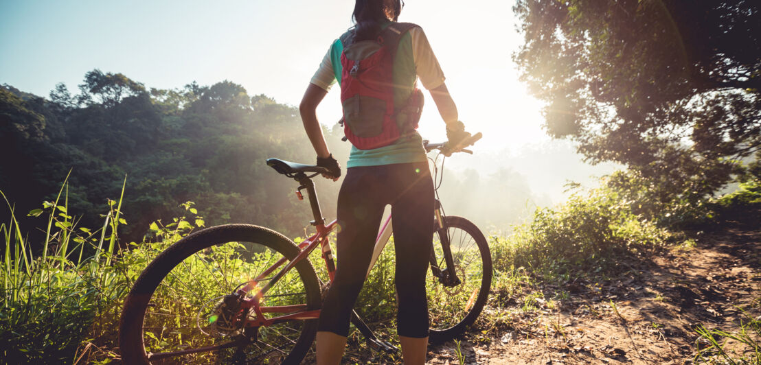 Eine Mountainbikerin im grünen Gelände