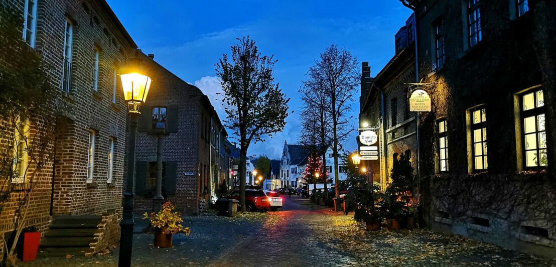 Eine Altstadtgasse bei Dämmerung