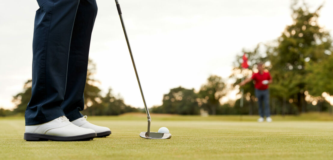 Golfer mit Golfschläger- und ball