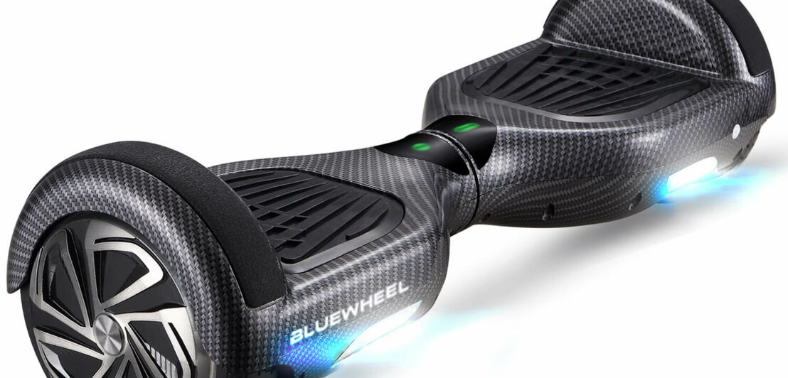 Ein modernes Hoverboard mit blauen Leuchten