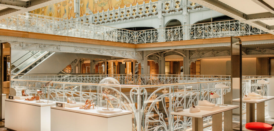 Die offene und hell gehaltene Damenschuhabteilung im La Samaritaine