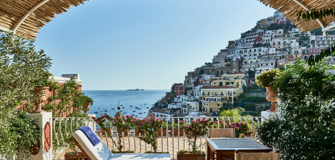 Die überdachte private Sonnenterrasse eines Zimmers mit Blick auf Positano und das Meer