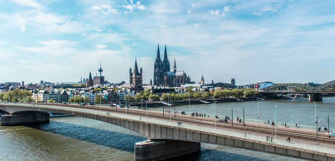 Panoramablick auf Rheinkurve mit Containerschiff von einem Plateau in felsiger Umgebung