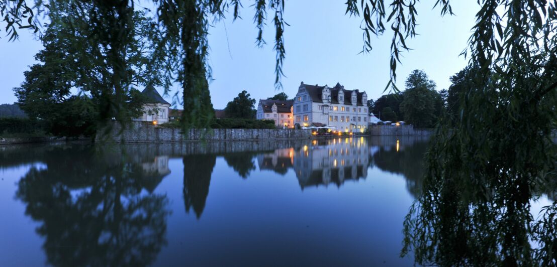 Luxuriöse Hotelanlage am See bei Abenddämmerung