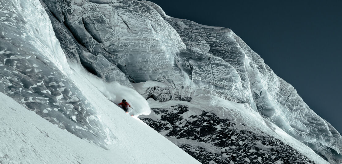 Ein Freerider bei einer Abfahrt am Gletscher