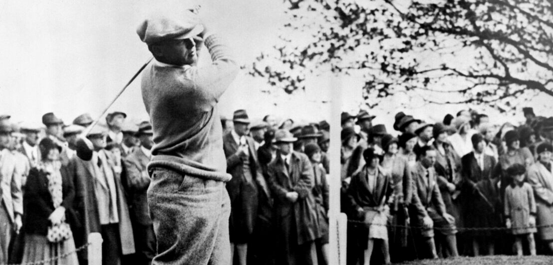 Schwarz-Weiß-Aufnahme von Bobby Jones auf dem Golfplatz