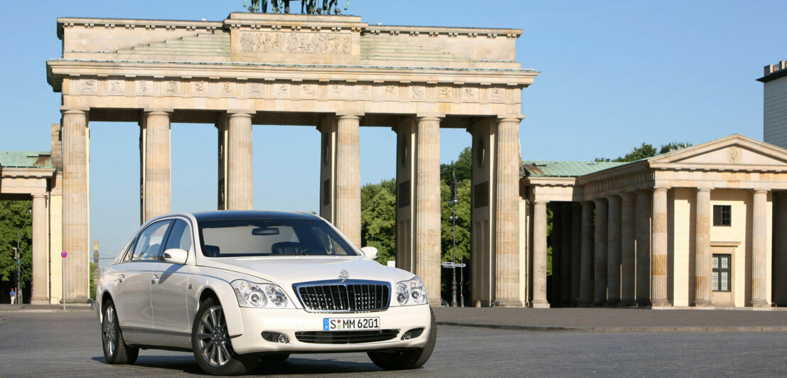 Ein Maybach 62 S Landaulet steht vor dem Brandenburger Tor in der Sonne