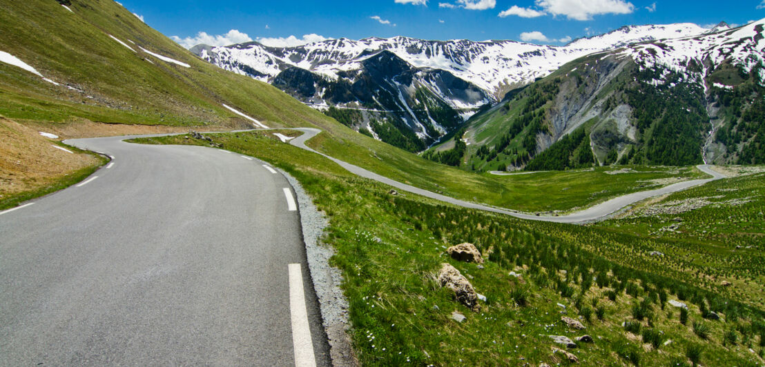 Blick auf die Fahrbahn des Col de la Bonette.