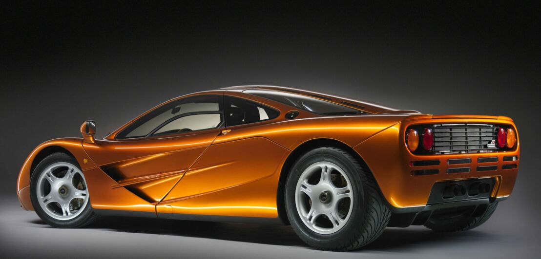 McLaren F1 vo schwarzem Hintergrund.