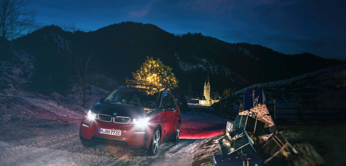 Ein BMW E-Auto fährt durch den Schnee.