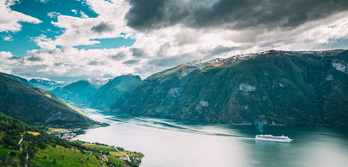 Ein Kreuzfahrtschiff im Sognefjord