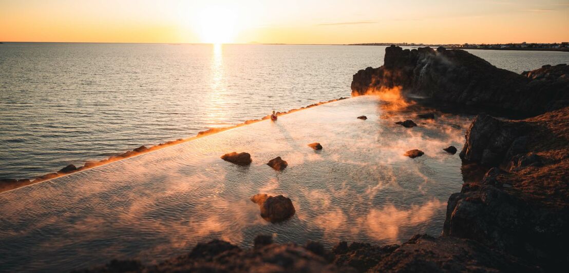 Ein naturnah angelegter Infinitiy-Pool grenzt an den Atlantik