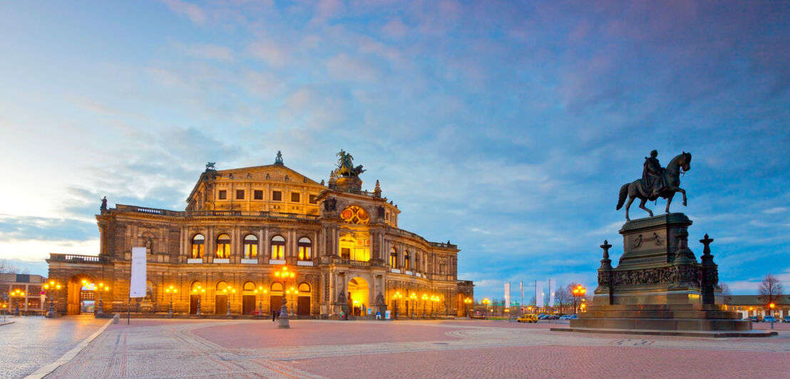 Die Semperoper in Dresden am Abend.