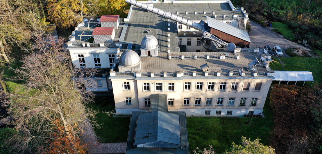 Gebäude der Archenhold-Sternwarte im Treptower Park aus der Luftperspektive