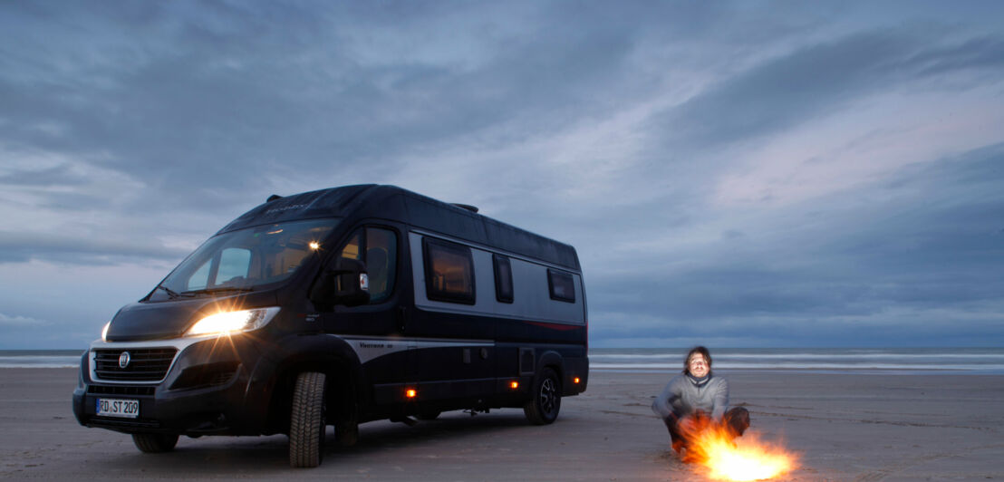 Ein Wohnmobil am Strand an der Nordsee.