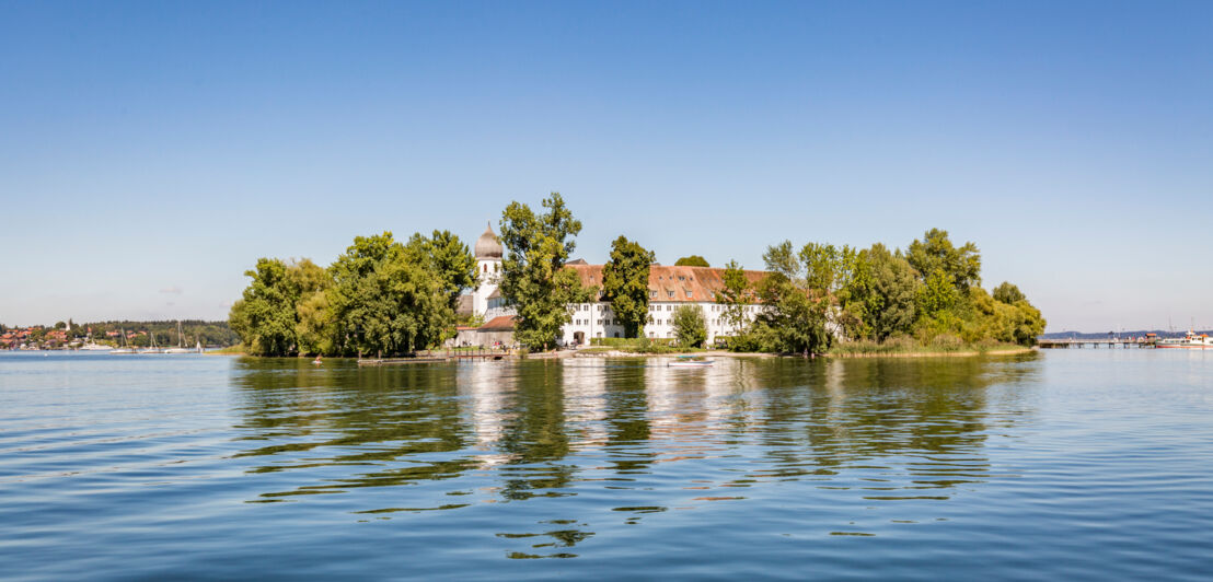 Eine kleine, begrünte Insel mit einem Kloster