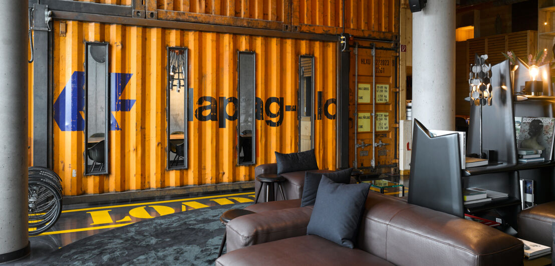 Moderne Hotellobby mit Container-Optik