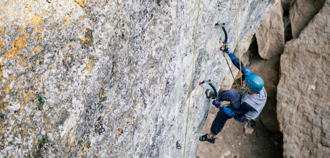 Ein Kletterer beim Drytooling