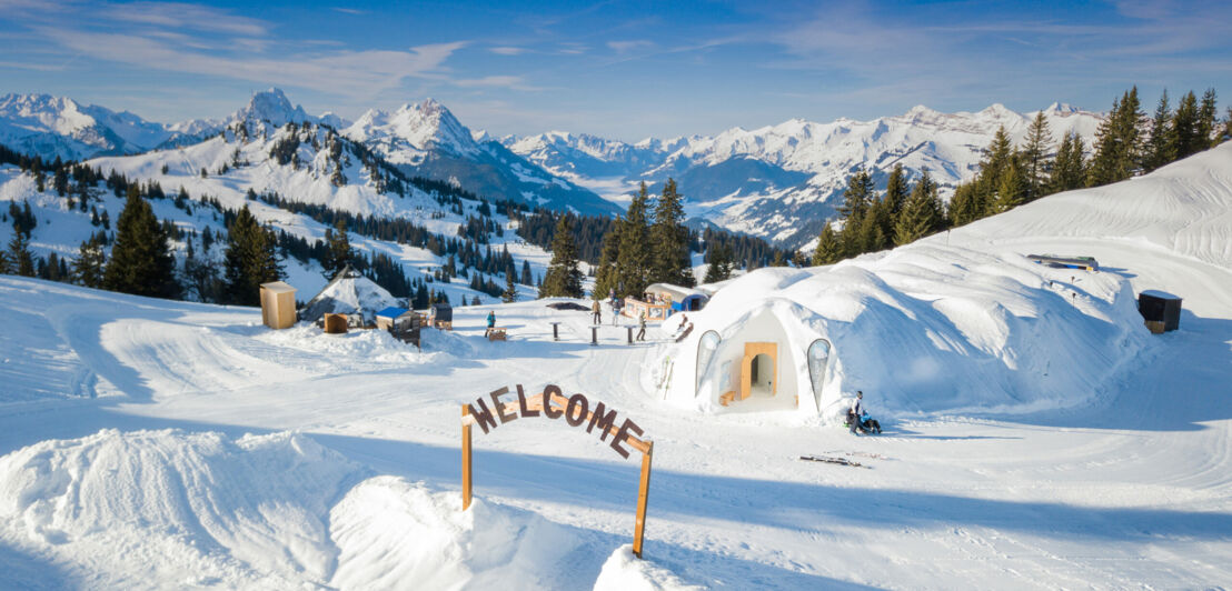 Ein Iglu-Dorf in einer schneebedeckten Berglandschaft