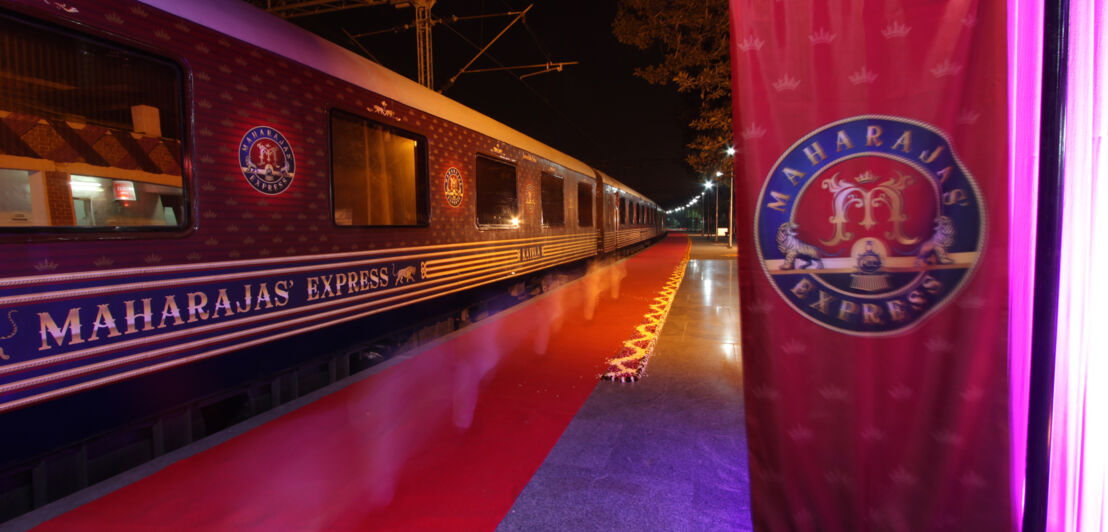 Der Maharajas' Express steht in einem Bahnhof