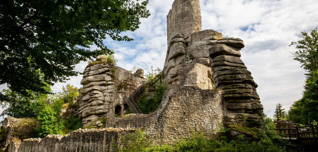 Burgruine umgeben von Bäumen