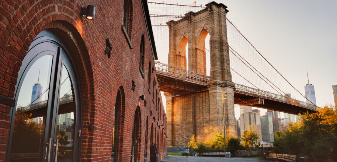 Die Brooklyn Bridge vom Brooklyn Bridge Park fotografiert, im Hintergrund das One World Trade Center