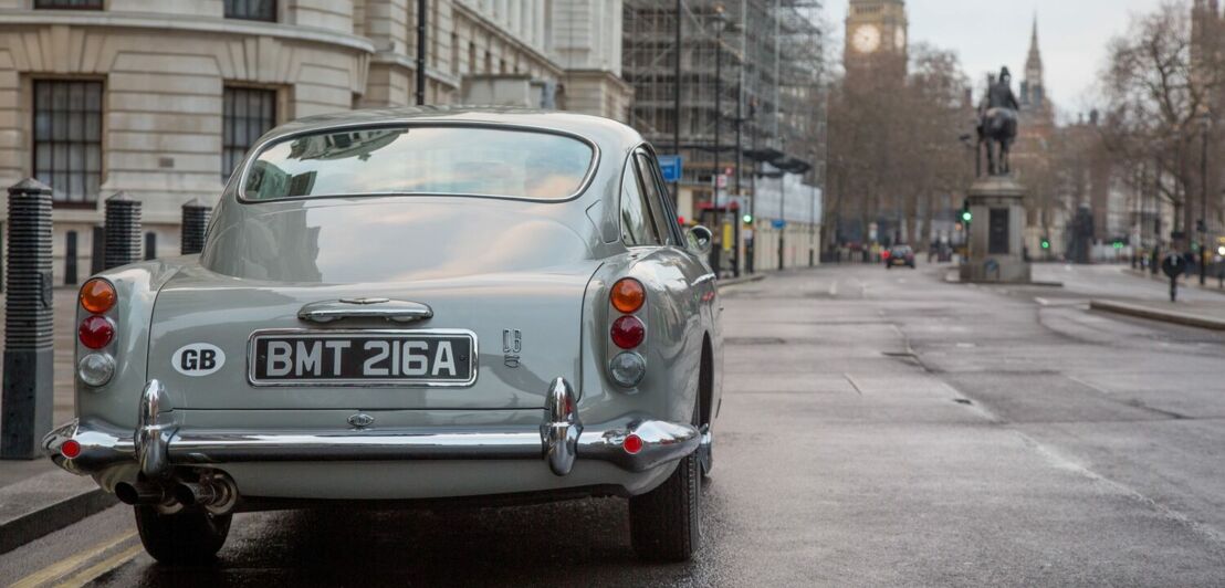 Heckansicht eines Aston Martin DB5.