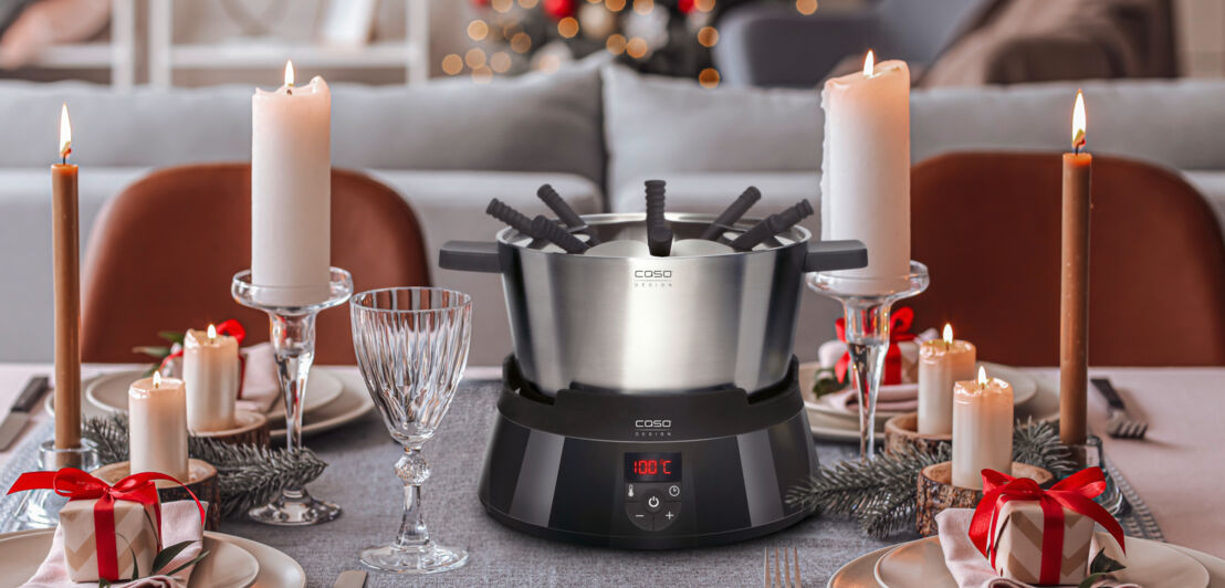 Caso Induktions FonDue auf einem weihnachtlich dekorierten Tisch