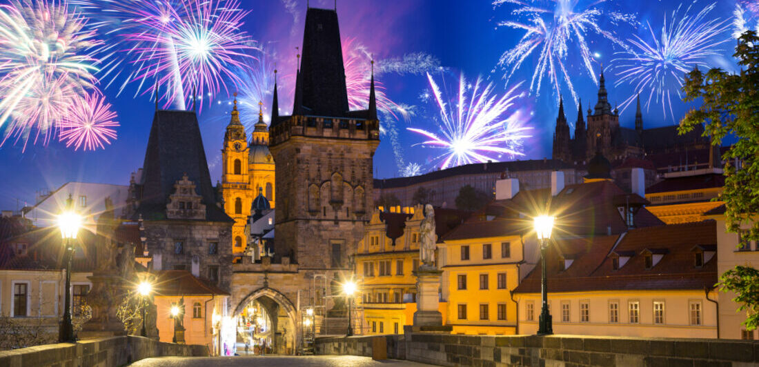 Feuerwerk über der Prager Karlsbrücke