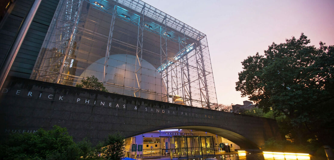 Blick von unten auf das Rose Center for Earth and Space im naturhistorischen Museum in New York