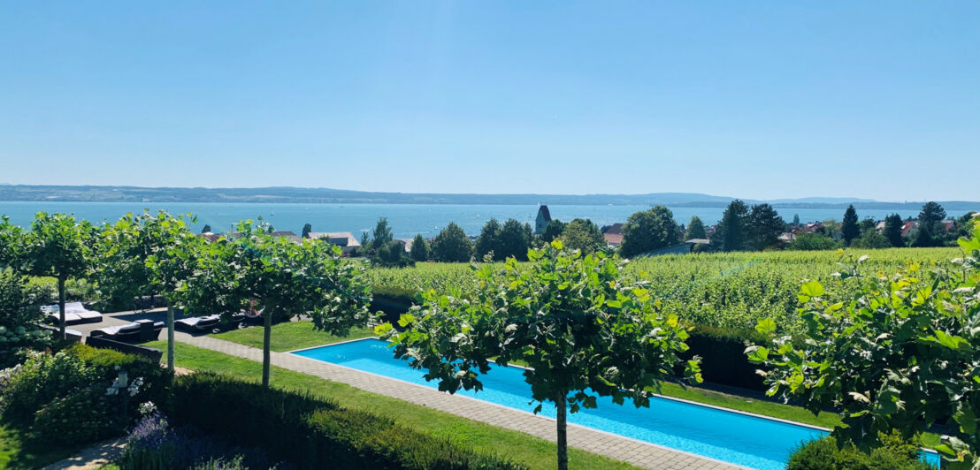 Begrüntes Anwesen mit kultiviertem Garten und Außenpool mit Blick auf den Bodensee