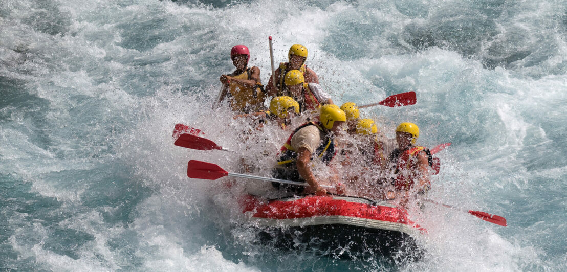 Eine Gruppe von Menschen beim Wildwasserrafting