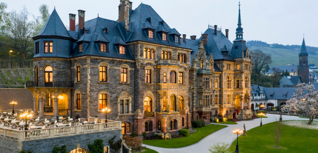 Schloss Lieser mit erleuchteten Fenstern