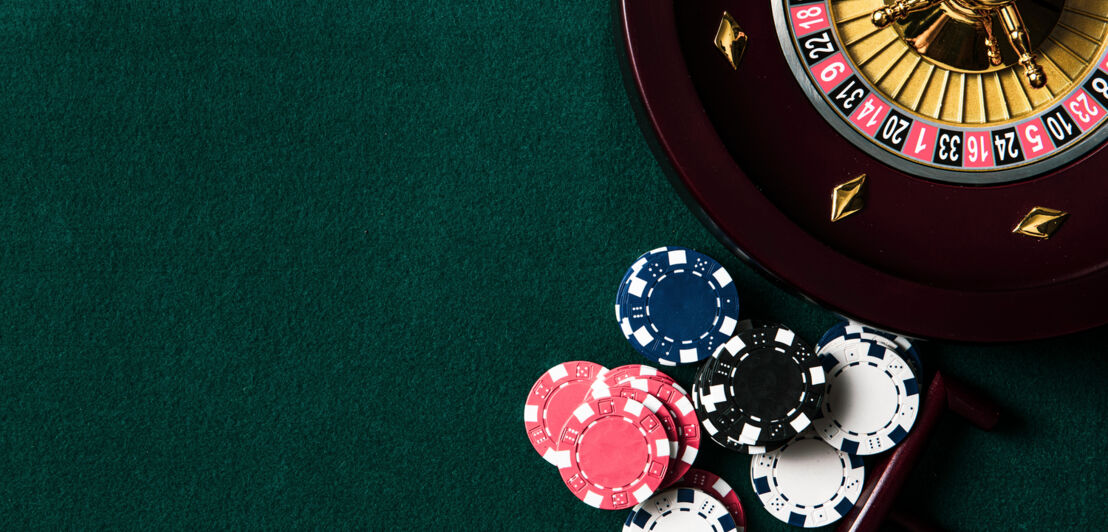 Roulette mit bunten Chips von oben gezeigt