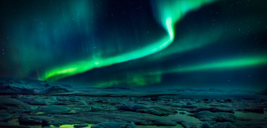 Polarlichter über einer Eislandschaft.