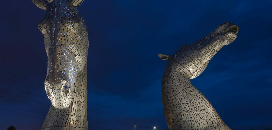 Die beleuchteten „Kelpies“ am Abend