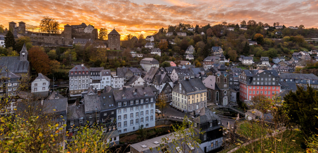 Sonnenuntergang über der kleinen Stadt Monschau