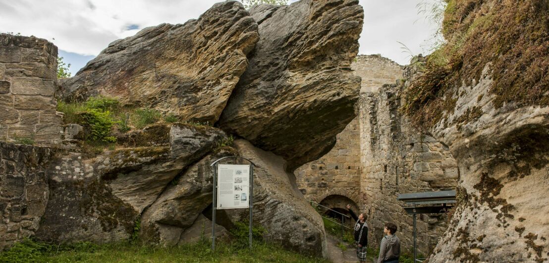 Zwei Kinder in der Burgruine Lichtenstein.