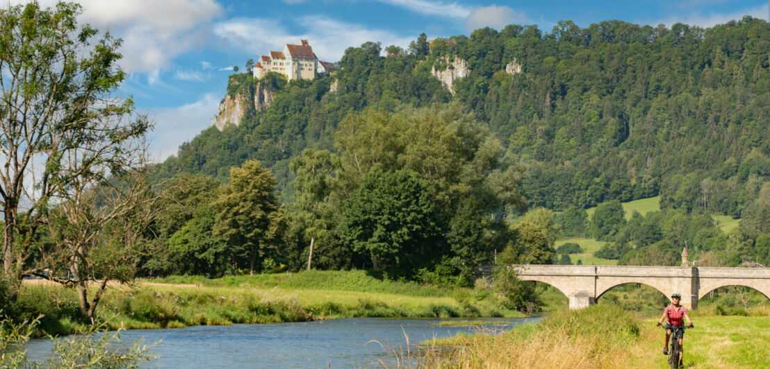 Eine Frau mit dem Fahrrad im Oberen Donautal