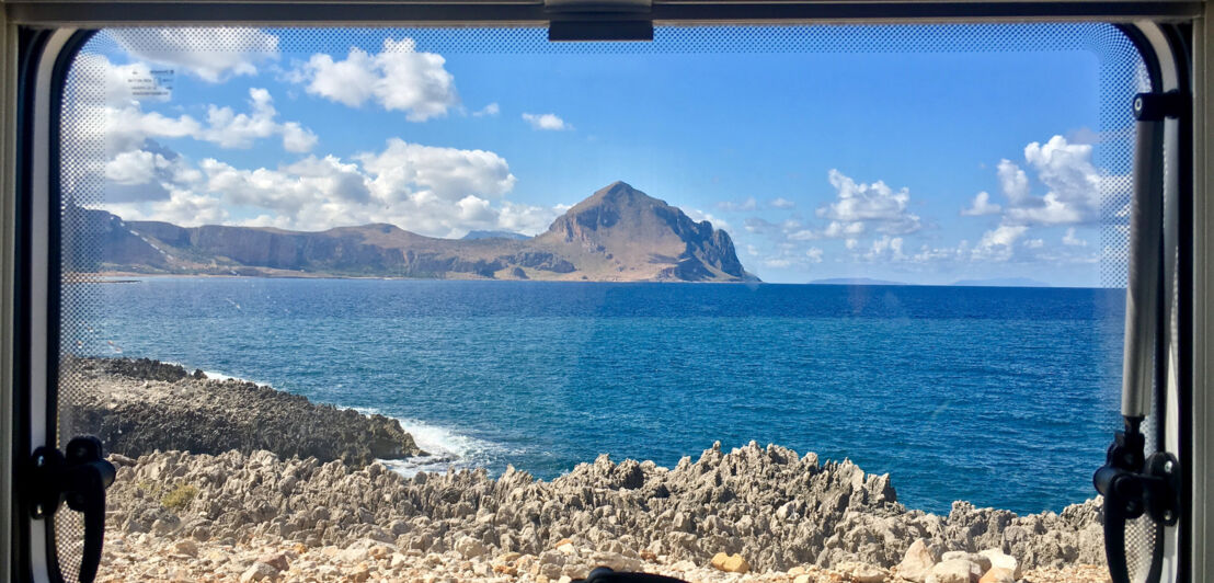 Blick auf das Meer vor Sizilien aus einem Camper