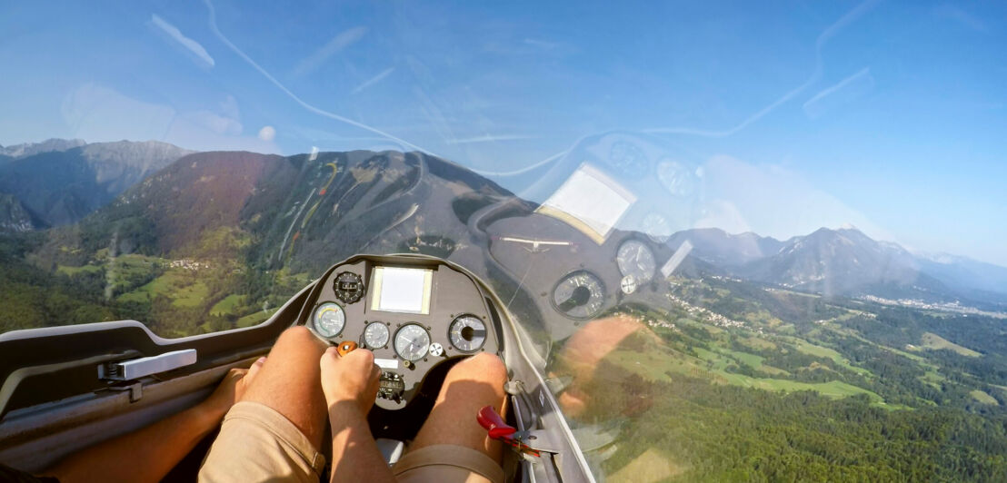 Blick aus dem Cockpit eines Segelflugzeugs.