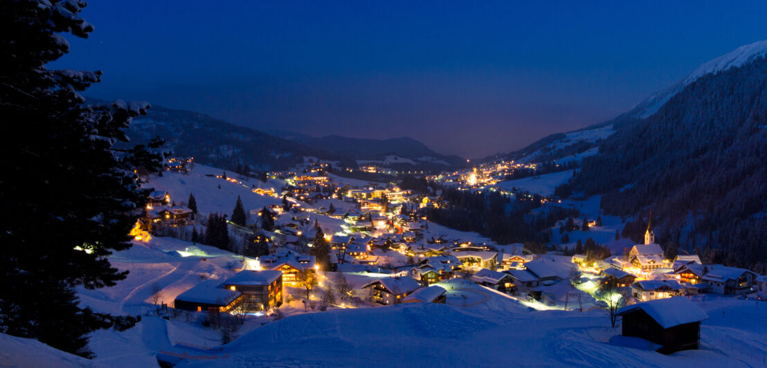 Blick auf das abendliche Kleinwalsertal im Winter