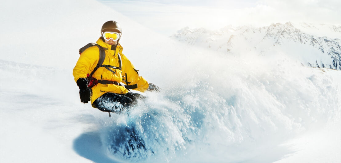 Ein Snowboarder im Tiefschnee