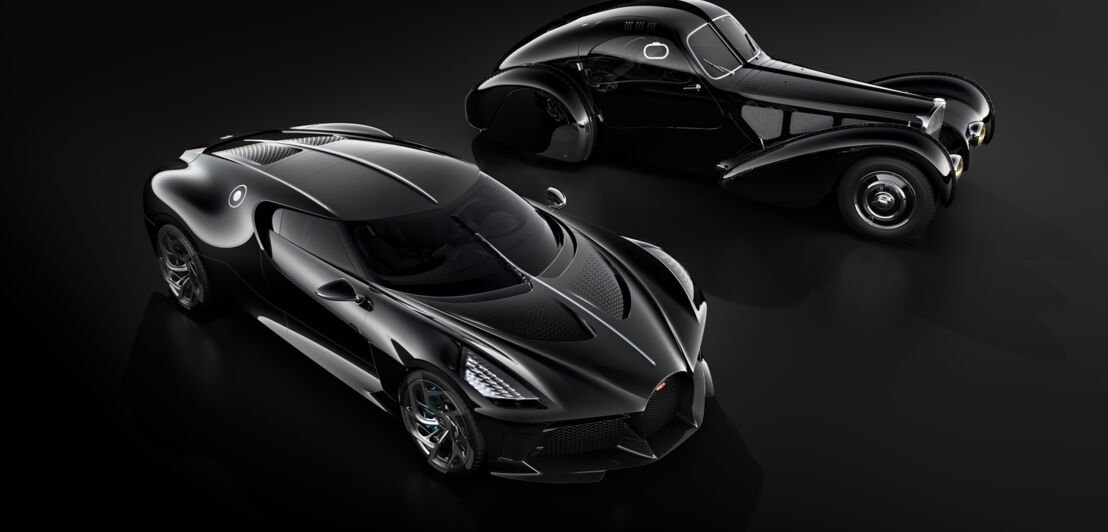 Ein schwarzer Bugatti La Voiture de Noir neben einem Type 57 SC Atlantic.