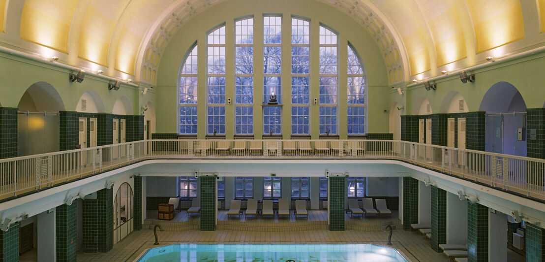 Innenraumansicht einer Schwimmhalle im Jugendstil mit Kuppel