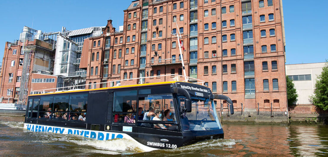 Ein Amphibienbus in der Speicherstadt Hamburg