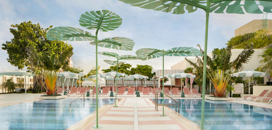 Moderne Poollandschaft in Pastelltönen Art-déco-Stil mit abstrakten Kunstpalmen